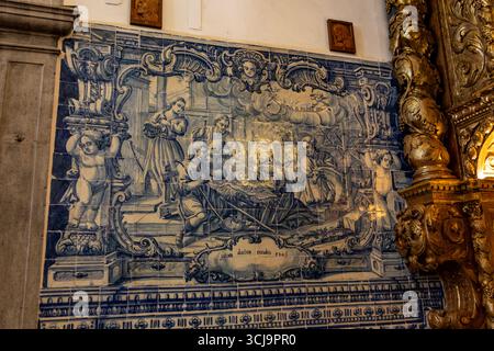 Panneau de tuiles représentant des motifs religieux et floraux sur les murs de l'église notre-Dame de l'Assomption, à Cascais Portugal Banque D'Images