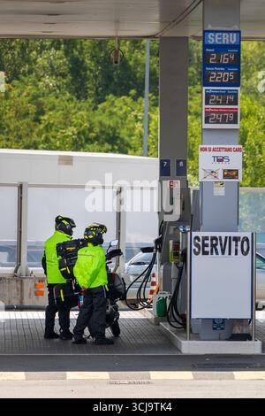 Motocycliste faisant le plein d'essence à une pompe à essence sur une autoroute près de Bologne, Italie 13 juillet 2025 Banque D'Images