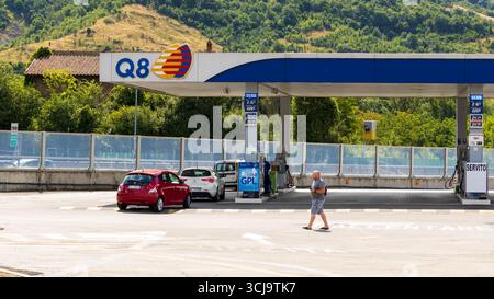 Pompe à essence Q8 sur l'autoroute Bologne, Italie 13-07-2025 Banque D'Images