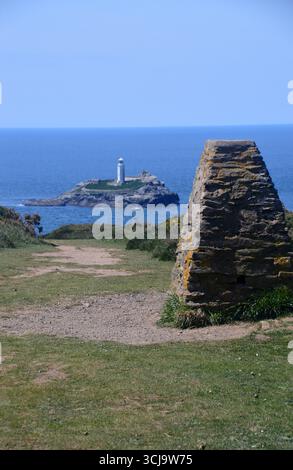 Phare de Godrevy Island sur le sentier de falaise près de Trig point sur Godrevy point près de Hayle sur le sentier côtier du sud-ouest, Cornwall, Angleterre, Royaume-Uni. Banque D'Images