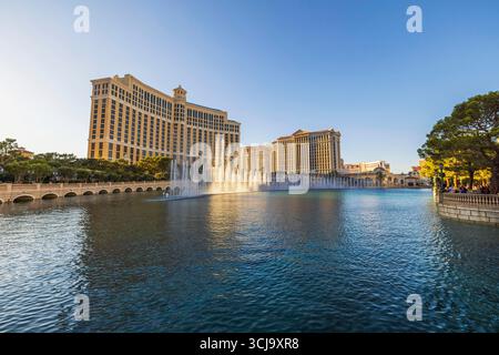 Magnifique vue sur le spectacle des fontaines du Bellagio, avec des cours d'eau qui s'élèvent en haut devant le casino de l'hôtel à Las Vegas. Las Vegas. ÉTATS-UNIS. Banque D'Images