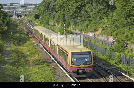 S-Bahn, S25 à Hennigsdorf, près de Kolonnenstrasse, Schoeneberg, Berlin, Allemagne Banque D'Images