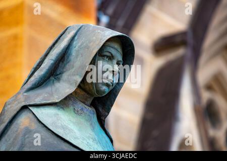 Une statue de St Marie de la Croix (Helen Mary Mackillop) sur le côté ouest (rue College) de Saint Mary's Cathedral de Sydney, Australie Banque D'Images