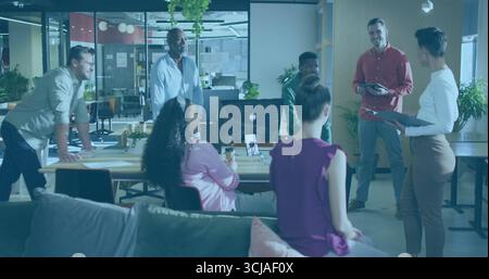 Collaborer des collègues partageant des idées autour de la table en bois dans l'espace de travail de bureau, avec tasse à café Banque D'Images