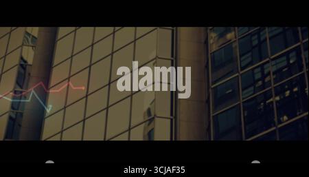 Façade de bureau reflétant l'horizon avec panneaux de verre, colonnes cylindriques et superposition de cartes Banque D'Images