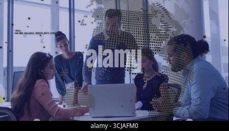 Équipe professionnelle et occasionnelle collaborant discutant des idées dans une salle de conférence en verre, un ordinateur portable et des documents Banque D'Images