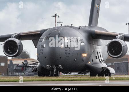 01-0186 - taxis Boeing C-17A Globemaster III de l'USAF à la piste 10 sous la pluie battante à RAF Mildenhall, Suffolk, Royaume-Uni Banque D'Images