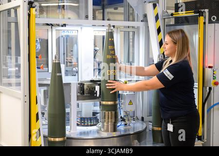 27 août 2025, Unterlüss : une employée fabrique des munitions d'artillerie de 155 mm dans la nouvelle usine de Rheinmetall en basse-Saxe. Photo : Julian Stratenschulte/dpa Banque D'Images