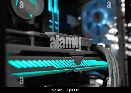 Configuration PC de jeu hautes performances présentant une carte graphique avancée et des effets d'éclairage colorés dans un boîtier moderne Banque D'Images