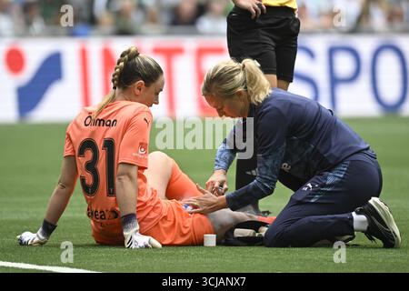 Stockholm, Suède. 06 septembre 2025. STOCKHOLM, SUÈDE 20250906 gardien de but deMalmö. Moa Öhman sauve une tête de Smilla Holmberg de Hammarby lors du match de football de samedi dans la ligue suédoise féminine entre Hammarby IF et Malmö FF à la 3Arena. Photo : Henrik Montgomery/TT/Code 10060 crédit : TT News Agency/Alamy Live News Banque D'Images