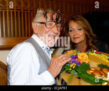 Dieter Hallervorden mit Ehefrau Christiane Hallervorden BEI der Premiere Der eingebildet Kranke und 90. Geburtstag von Dieter Hallervorden im Schloßpark Theater Berlin. *** Dieter Hallervorden avec son épouse Christiane Hallervorden à la création de Der eingebildet Kranke et Dieter Hallervordens 90e anniversaire au Schloßpark Theater Berlin Banque D'Images