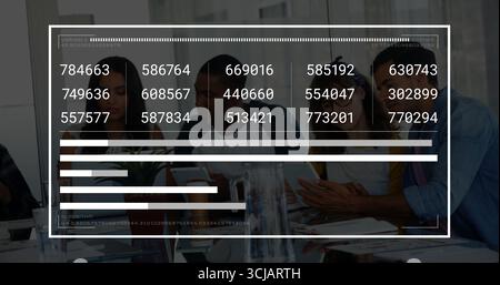 Collaboration de cinq professionnels analysant les données en salle de réunion d'entreprise, avec smartphones, tablettes Banque D'Images