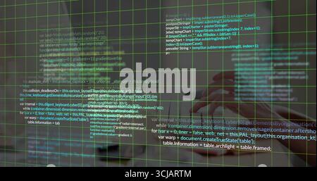 Affichage de la superposition de code vert, ordinateur portable argenté reposant sur le bureau en bois, avec la main planante Banque D'Images