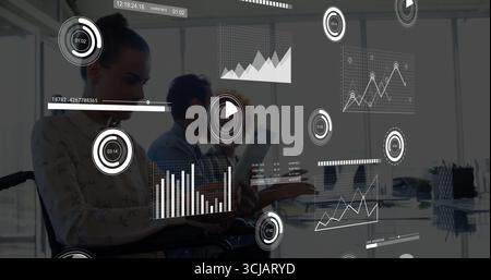 Trois professionnels analysant les données sur ordinateur portable à la table de conférence dans le bureau, avec des graphiques holographiques Banque D'Images