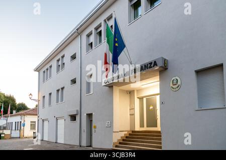 Piove di Sacco, Padoue, Vénétie, Italie - 11 août 2025 : vue extérieure du bâtiment Guardia di Finanza (police financière italienne) Banque D'Images