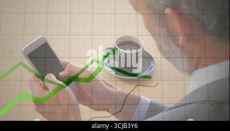 Tapping homme d'affaires analysant les marchés sur smartphone au bureau, avec café, graphiques boursiers, espace de copie Banque D'Images