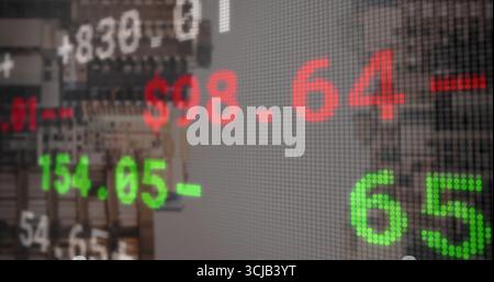 Affichant un ticker LED transparent montrant des chiffres de stock rouge et vert sur la rue de la ville, avec des façades Banque D'Images