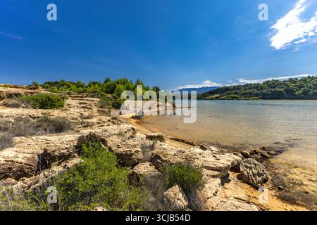 Pyramides faites de pierres, monticules de pierre, structures en pierre disposées sur la plage de sable de Strucic sur l'île de Rab Banque D'Images