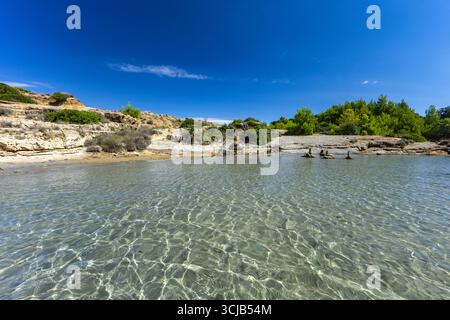 Pyramides faites de pierres, monticules de pierre, structures en pierre disposées sur la plage de sable de Strucic sur l'île de Rab Banque D'Images