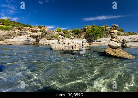Pyramides faites de pierres, monticules de pierre, structures en pierre disposées sur la plage de sable de Strucic sur l'île de Rab Banque D'Images