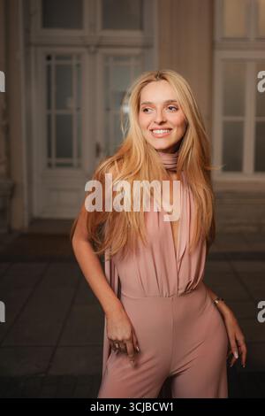 Pose élégante dans une tenue aux tons doux lors d'une soirée charmante Banque D'Images