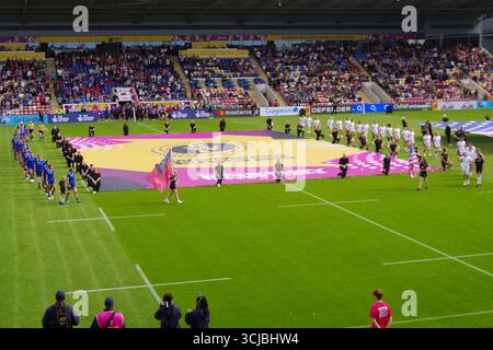 York, Angleterre, 6 septembre 2025. Les équipes des Samoa et des États-Unis suivent leurs drapeaux sur le terrain lors de la Coupe du monde de rugby féminin au York Community Stadium, York Credit : Colin Edwards/Alamy Live News Banque D'Images