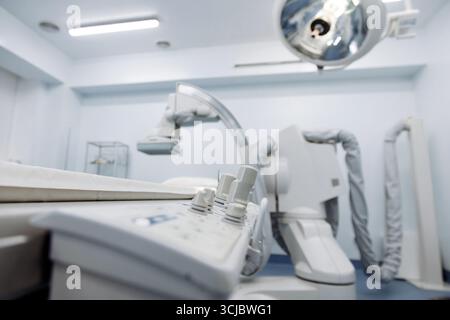 Machine d'angiographe positionnée dans une salle médicale contemporaine, présentant une technologie d'imagerie avancée et un environnement propre et stérile, mettant l'accent sur le Banque D'Images