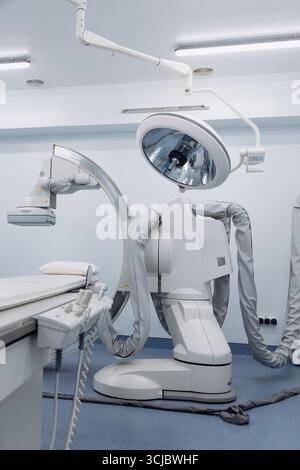 Appareil d'angiographe positionné dans un établissement médical contemporain, mettant en valeur son design élégant et sa technologie de pointe, entouré d'un envir stérile Banque D'Images