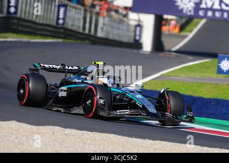 Monza, Italie. 6 septembre 2025. Kimi ANTONELLI (ITA) au volant de Mercedes au virage 8 lors des qualifications du PIRELLI GRAN PREMIO D'ITALIA 2025 à l'Autodromo Nazionale de Monza (Italie), 16e manche du Championnat du monde FIA F1 2025. Le pilote italien a pris la 7ème place sur la grille dimanche. Crédit : Riccardo Righetti/Alamy Live News Banque D'Images