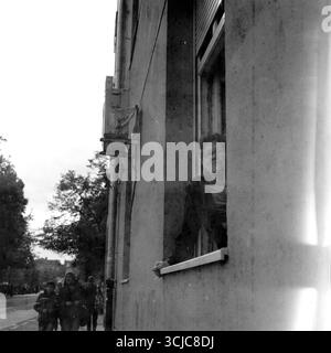 Défilé militaire à Novi Sad, en Serbie, photographié avec un appareil photo Hasselblad à l'aide d'un film noir et blanc endommagé et expiré depuis 30 ans. Banque D'Images