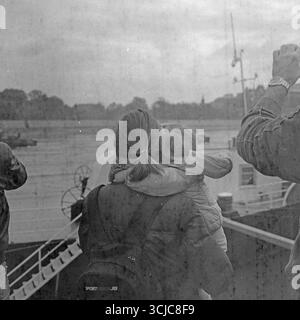 Défilé militaire à Novi Sad, en Serbie, photographié avec un appareil photo Hasselblad à l'aide d'un film noir et blanc endommagé et expiré depuis 30 ans. Banque D'Images