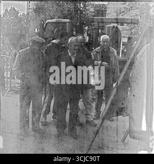 Défilé militaire à Novi Sad, en Serbie, photographié avec un appareil photo Hasselblad à l'aide d'un film noir et blanc endommagé et expiré depuis 30 ans. Banque D'Images