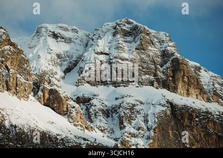 Paysage hivernal captivant des Dolomites en Italie, présentant de majestueux sommets enneigés contre un ciel bleu clair, soulignant la beauté sauvage Banque D'Images