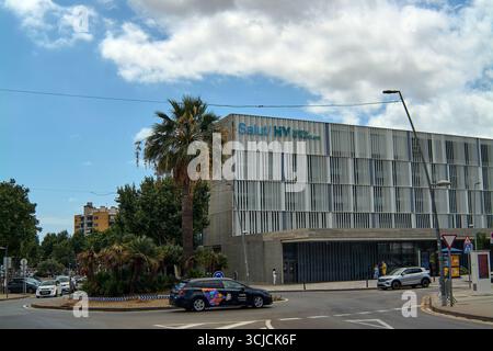 Viladecans. Barcelone - 06 septembre 2025 : vue sur le bâtiment moderne de l'hôpital de Viladecans, un centre de santé public clé, avec sa façade à lattes A. Banque D'Images