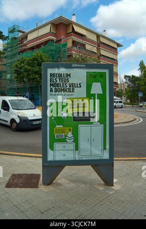 Viladecans. Barcelone - 06 septembre 2025 : publicité JCDecaux pour la collection de meubles volumineux. Banque D'Images