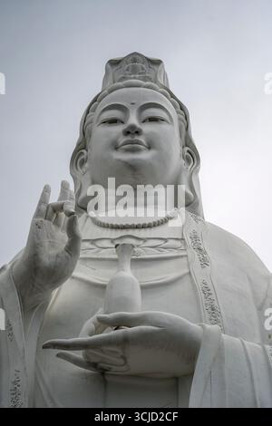 Lady Buddha Da Nang est situé à Linh Ung Pagoda sur la péninsule de son Tra à Danang, Vietnam, en gros plan Banque D'Images