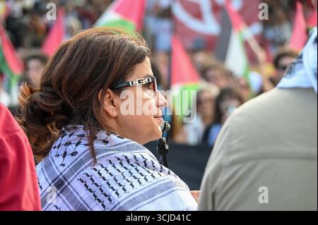 Seixal, Portugal. 6 septembre 2025. Rawan Tarek Sulaiman, Ambassadeur de l’État de Palestine au Portugal, s’adresse aux participants lors de la Festa do Avante, soulignant la solidarité avec le peuple argentin. Crédit : Ricardo Rocha/Alamy Live News. Banque D'Images