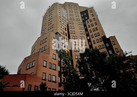 Vue à angle réduit des tours de téléport, Sloterdijk, Amsterdam, pays-Bas, avec bureaux Regus, brique étagée et revêtement sombre, arbres au premier plan calme. Banque D'Images