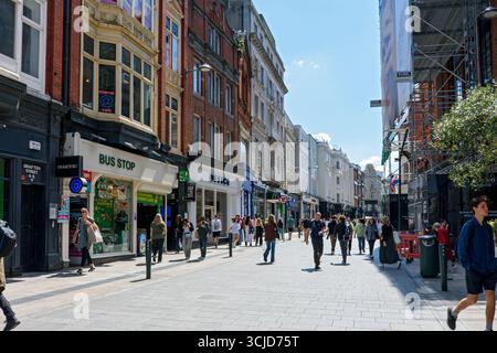 Grafton Street, l'une des deux principales rues commerçantes du centre-ville, l'autre étant Henry Street. Dublin, Irlande. Banque D'Images