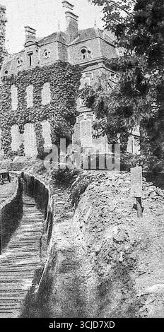 Image tirée du miroir, 1915, représentant une tranchée de communication creusée‚travers le parc d'a CH à teau sur le front ouest. Les soldats ont transformé des jardins et des domaines en zones militaires, tissant des systèmes de tranchées en paysages civils. Le contraste entre l’architecture aristocratique et les cicatrices de la guerre met en évidence l’intrusion profonde du conflit dans le patrimoine culturel français. Banque D'Images