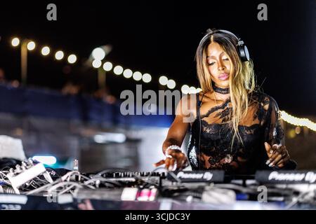 Munich, Allemagne. 06 septembre 2025. Le mannequin Naomi Campbell est sur scène au mixeur lors de ses débuts en tant que DJ à Lucky Star. Crédit : Matthias Balk/dpa/Alamy Live News Banque D'Images