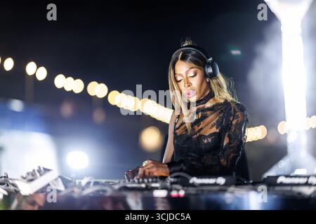Munich, Allemagne. 06 septembre 2025. Le mannequin Naomi Campbell est sur scène au mixeur lors de ses débuts en tant que DJ à Lucky Star. Crédit : Matthias Balk/dpa/Alamy Live News Banque D'Images