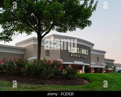 New Hartford, NY - 14 août 2025 : vue large Barnes and Noble, est le plus grand libraire aux États-Unis avec plus de 600 magasins de détail, une boutique en ligne et d'autres di Banque D'Images