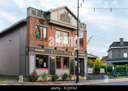 Utica, NY - 17 août 2025 : vue sur la harpe celtique, est principalement connu comme un restaurant et pub populaire sur le thème irlandais sur Varick Street Banque D'Images