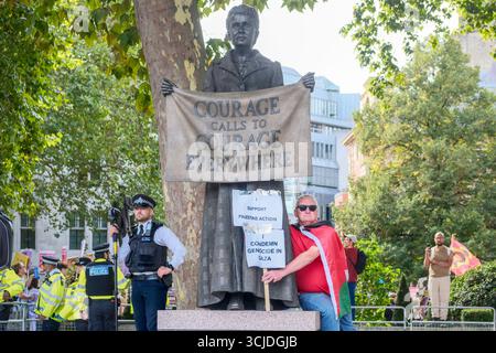 Londres, Royaume-Uni 6 septembre 2025. Une manifestation de masse contre l'interdiction du groupe interdit Palestine action a lieu sur la place du Parlement, Westminster. Environ 1500 manifestants, dont beaucoup tiennent des pancartes manuscrites en soutien à Palestine action, assistent au rassemblement, la police métropolitaine signalant plus tard que 857 personnes ont été arrêtées en vertu de la loi sur le terrorisme pour avoir manifesté leur soutien à un groupe interdit. Photo : un manifestant se tient à côté d'une statue de Millicent Garrett Fawcett, militant politique et suffragiste de premier plan, sur la place du Parlement. Banque D'Images