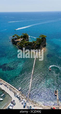 Vue aérienne de l'île de Cameo Zakynthos Grèce avec émeraude et eaux bleues profondes marina côte et pont en bois emblématique à l'îlot Banque D'Images