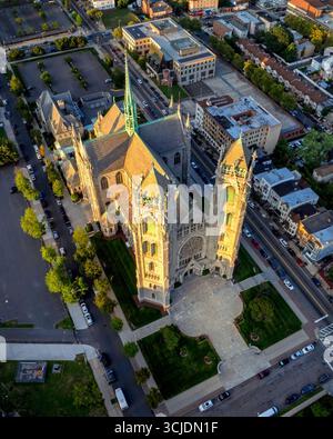 Une vue aérienne à couper le souffle sur la Basilique Cathédrale du Sacré-cœur. L'image capture le design complexe d'une cathédrale de style gothique nichée Banque D'Images