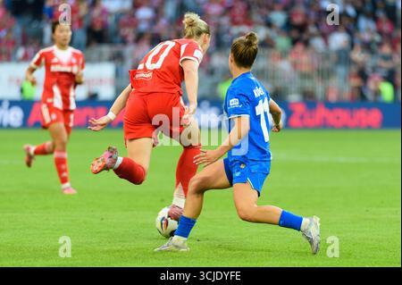 Munich, Allemagne. 06 septembre 2025. Munich, Allemagne, 6 septembre 2025 : Franziska Kett (20 FC Bayern Munich) et Kristin Kögel (11 Bayer Leverkusen) lors du match Google Pixel Frauen Bundesliga entre le FC Bayern Munich et Bayer Leverkusen à l'Allianz Arena, Munich, Allemagne. (Sven Beyrich/SPP) crédit : photo de presse sportive SPP. /Alamy Live News Banque D'Images
