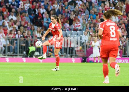 Munich, Allemagne. 06 septembre 2025. Munich, Allemagne, 6 septembre 2025 : Vanessa Gilles (2 FC Bayern Munich) lors du match Google Pixel Frauen Bundesliga entre le FC Bayern Munich et Bayer Leverkusen à l'Allianz Arena, Munich, Allemagne. (Sven Beyrich/SPP) crédit : photo de presse sportive SPP. /Alamy Live News Banque D'Images