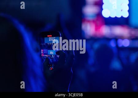 Birmingham, Royaume-Uni. 05 SEPTEMBRE 2025. Person filme le premier jour de la conférence du Parti réformiste, organisée au NEC de Birmingham pour son édition 2025. Crédit Milo Chandler/Alamy Live News Banque D'Images